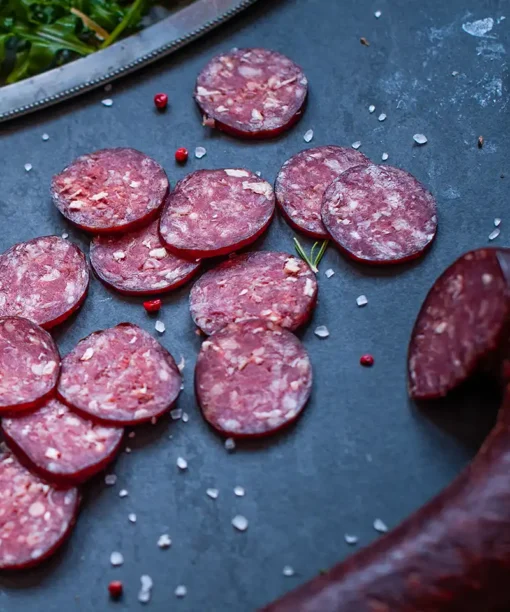 Bosnisk sudzuk med vitlök, producerad av Eldsberga Chark