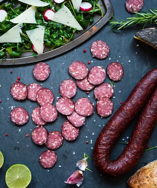 Bosnisk sudzuk med vitlök, producerad av Eldsberga Chark