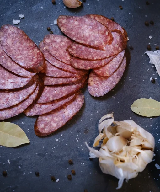 Bosnisk sudzuk med vitlök, producerad av Eldsberga Chark