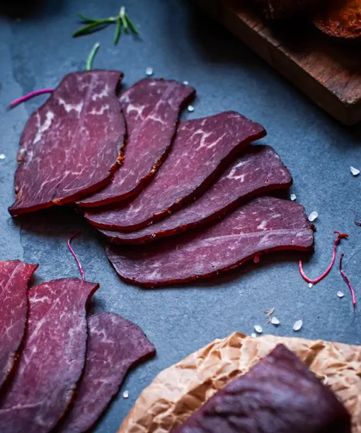 Rökt nötkött med vitlök, producerad av Eldsberga Chark