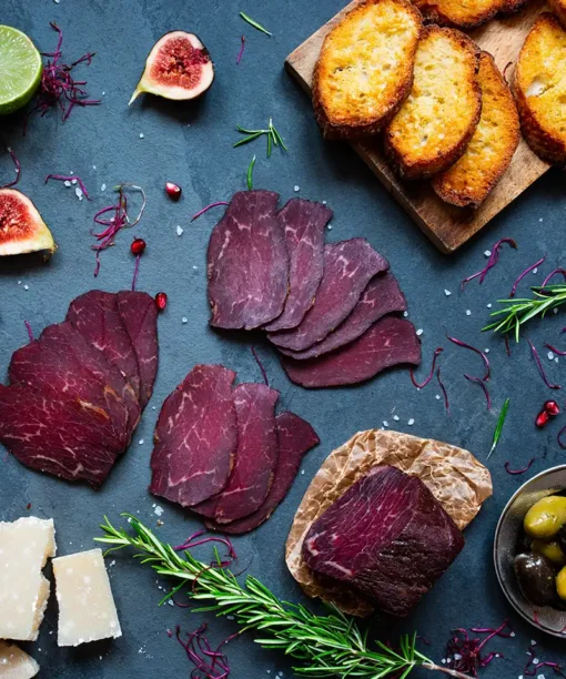 Rökt nötkött med vitlök, producerad av Eldsberga Chark