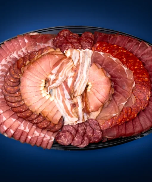 Charkbricka med blandat nötkött och fläskkött produkter. Hämtas i Eldsberga Charks fabriksbutik.