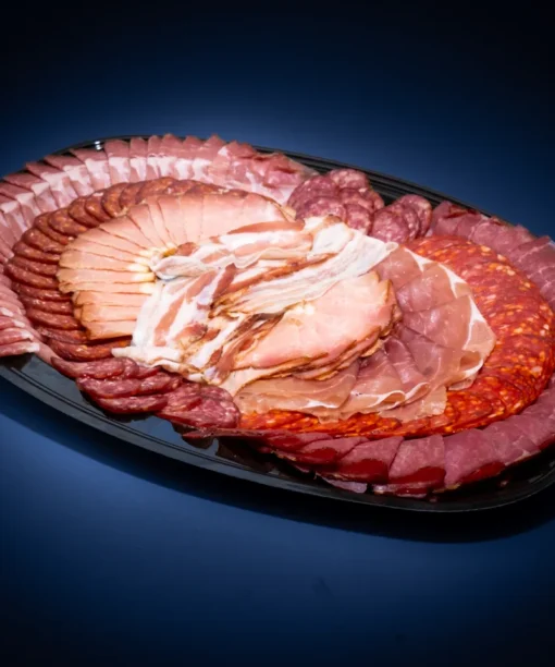 Charkbricka med blandat nötkött och fläskkött produkter. Hämtas i Eldsberga Charks fabriksbutik.