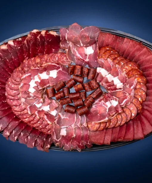 Mesna plata sa proizvodima od goveđeg mesa. Preuzimanje u fabričkoj trgovini Eldsberga Chark-a.