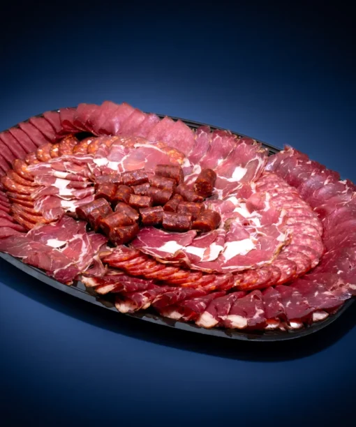 Mesna plata sa proizvodima od goveđeg mesa. Preuzimanje u fabričkoj trgovini Eldsberga Chark-a.